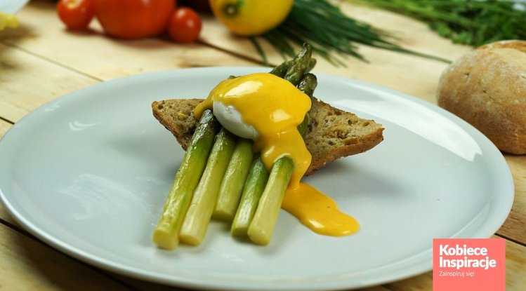 Zdjęcie Szparagi z jajkiem w koszulce i sosem holenderskim #12