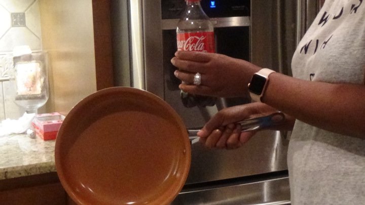 Zdjęcie 5 zastosowań Coca-coli w domu! Czyści, usuwa plamy i dba o tkaniny #1