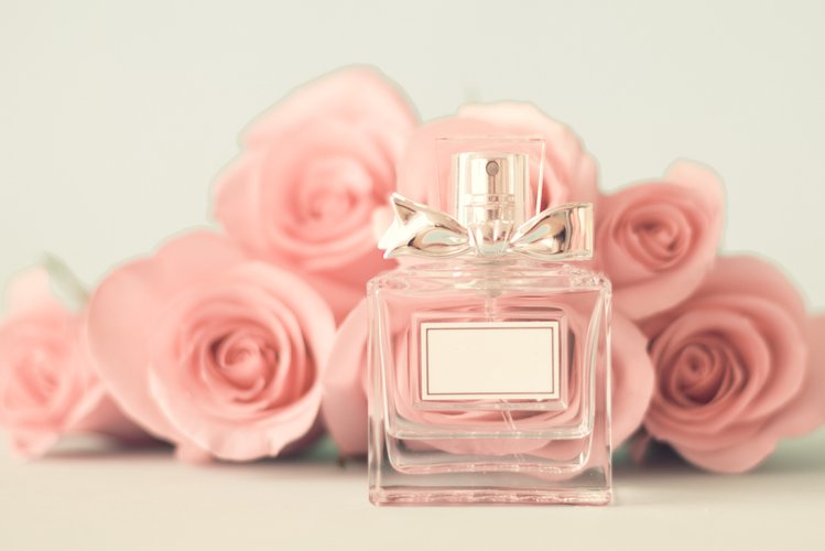 Zdjęcie Sprawdź najlepsze sposoby aby perfumy dłużej utrzymywały się na skórze #1