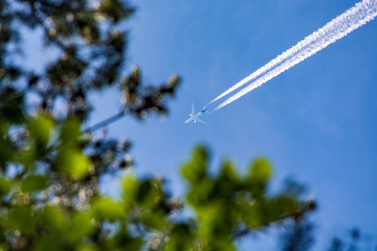 Zdjęcie Białe smugi, które zostawia za sobą samolot – czy wiesz, co to jest? #1