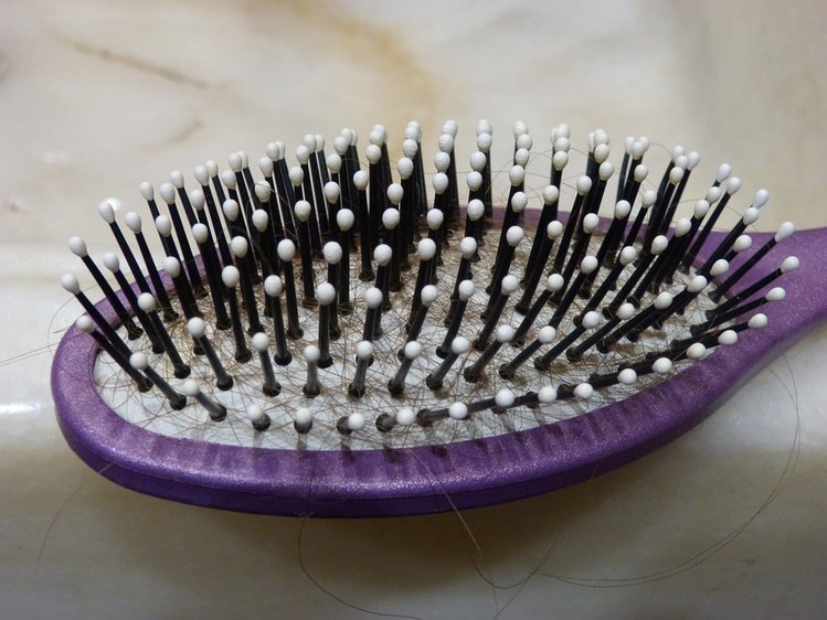 Zdjęcie Jak czyścić szczotki do włosów i grzebienie? #2