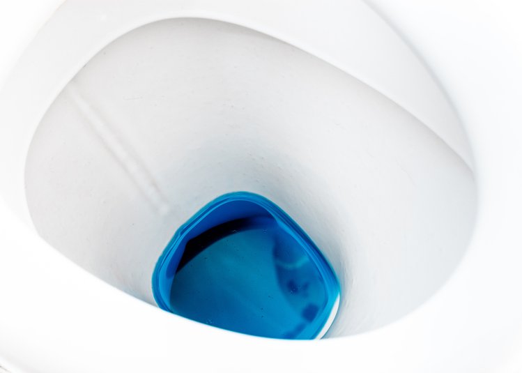 Zdjęcie Wysokie rachunki za wodę? Sprawdź, czy zbiornik na wodę w muszli nie przecieka. Poznaj łatwy trik #2