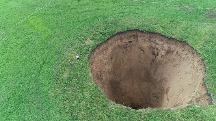 Zdjęcie 50-metrowa dziura w ziemi pojawiła się w Rosji w ciągu jednej nocy! #1