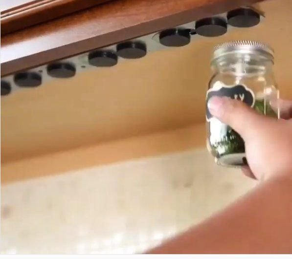 Zdjęcie Poznaj genialny trik na przechowywanie słoiczków z ziołami! Krok po kroku #5