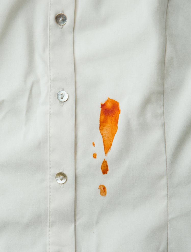 Zdjęcie Jak pozbyć się plam z sosu? Poznaj 3 szybkie, domowe triki! #1