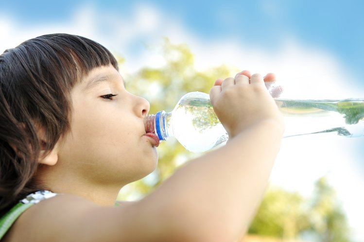 Zdjęcie Z jakiej butelki Twoje dziecko pije wodę podczas upału? Sprawdź, czy narażasz jego zdrowie #1