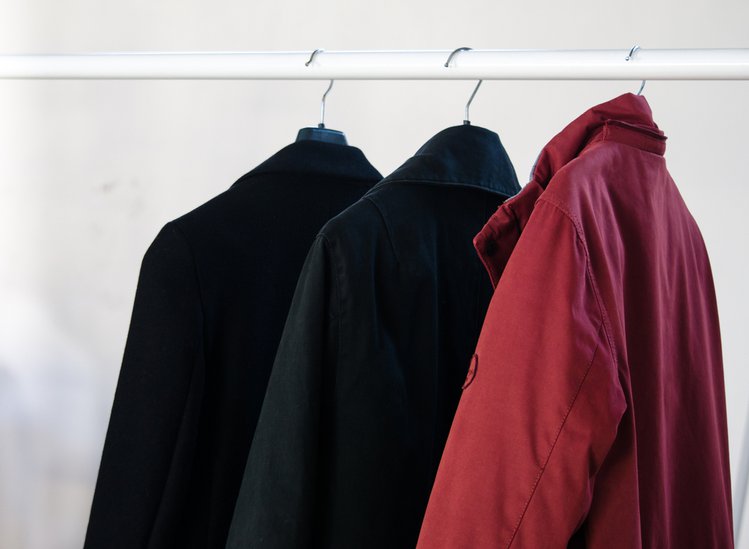 Zdjęcie Wełniany płaszcz, jak należy od odświeżyć po wyciągnięciu z szafy? Poznaj 6 najważniejszych zasad! #1