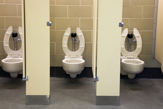 Zdjęcie Zastanawiałeś się kiedyś, dlaczego publiczne toalety są w kształcie litry U? 6 zaskakujących powodów #1