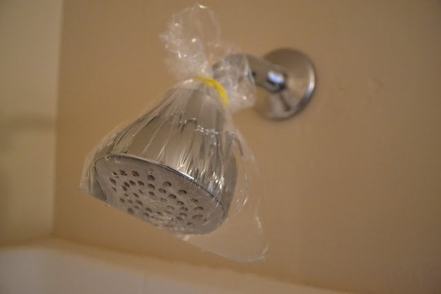 Zdjęcie Genialny sposób na wyczyszczenie słuchawek prysznicowych #1
