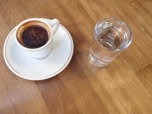 Zdjęcie Dlaczego kawę podaje się często ze szklanka czystej wody? #1