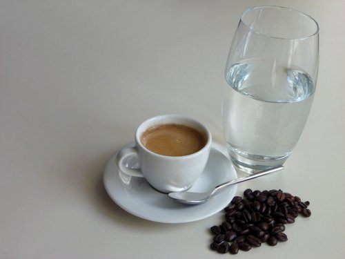 Zdjęcie Dlaczego kawę podaje się często ze szklanka czystej wody? #2