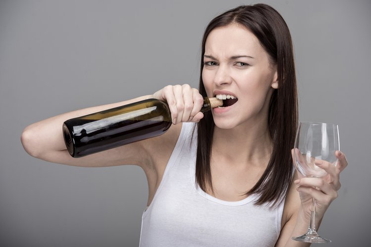 Zdjęcie Jak otworzyć wino bez korkociągu? Poznaj 6 DOMOWYCH TRIKÓW! #1