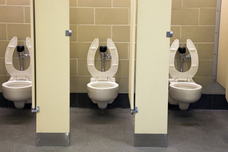 Zdjęcie Dlaczego w publicznych toaletach deski mają takie wycięcie? Odpowiedź może zaskoczyć! #1