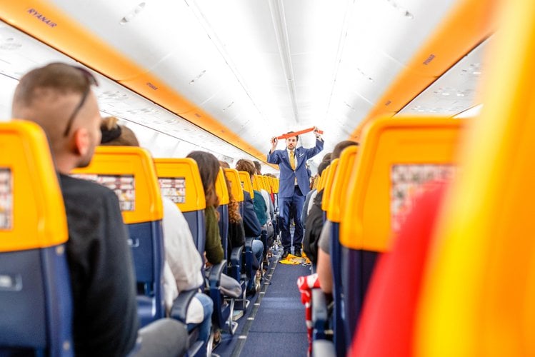 Zdjęcie Masowe zwolnienia w liniach lotniczych  Ryanair.  Piloci, stewardesy i personel pokładowy #1