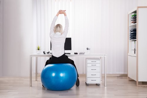 Zdjęcie Pracujesz przy biurku? Sprawdź, jak PRAWIDŁOWO siedzieć, by nie uszkodzić kręgosłupa #4