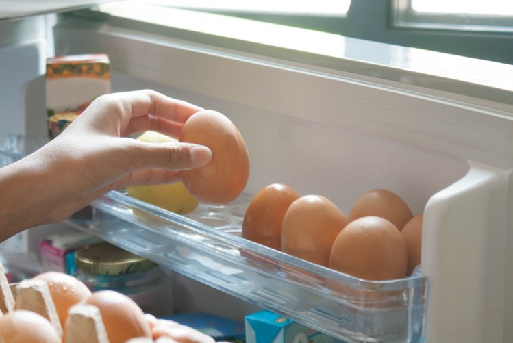 Zdjęcie Nigdy nie przechowuj jajek na drzwiach lodówki! To może się źle skończyć #1