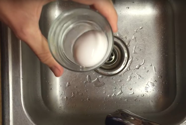 Zdjęcie Genialny sposób na obranie jajka! Wystarczy szklanka wody i 3 sekundy [video] #1