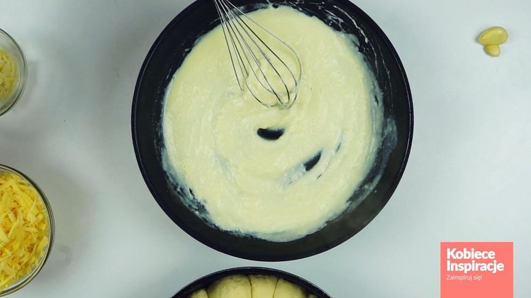 Zdjęcie Bułeczki drożdżowe z sosem serowym #12