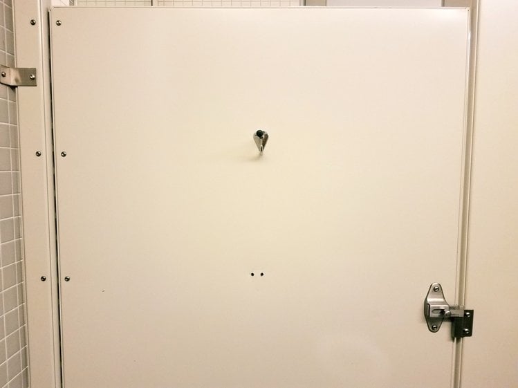 Zdjęcie Jeśli w publicznej toalecie zobaczysz takie haczyki, lepiej  od razu z niej wyjdź! #2