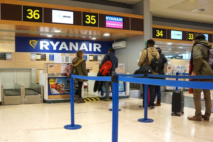 Zdjęcie Masowe zwolnienia w liniach lotniczych  Ryanair.  Piloci, stewardesy i personel pokładowy #2