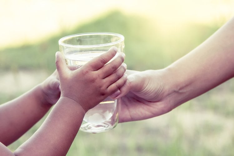 Zdjęcie Z jakiej butelki Twoje dziecko pije wodę podczas upału? Sprawdź, czy narażasz jego zdrowie #2