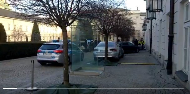 Zdjęcie 36-latek potrącił policjanta i próbował wjechać na teren Pałacu Prezydenckiego! #2