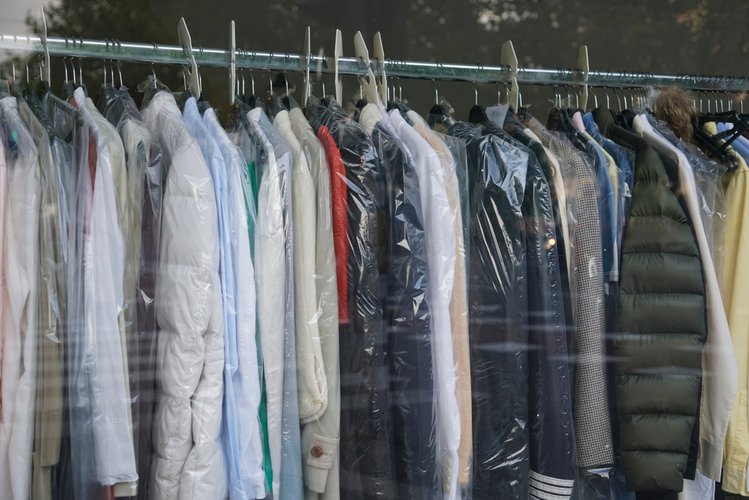 Zdjęcie Wełniany płaszcz, jak należy od odświeżyć po wyciągnięciu z szafy? Poznaj 6 najważniejszych zasad! #4