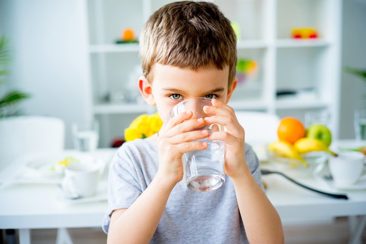 Zdjęcie Ile wody powinno pić dziecko? Oblicz jego dzienne zapotrzebowanie! #1