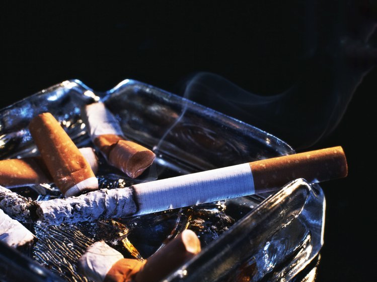 Zdjęcie Czy można usunąć zapach papierosów z ubrań bez ich prania? Tak! Sprawdź jak! #1
