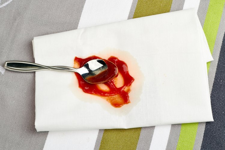 Zdjęcie Jak pozbyć się plam z sosu? Poznaj 3 szybkie, domowe triki! #2