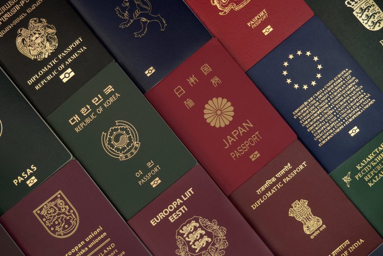 Zdjęcie Paszporty na całym świecie mają tylko 4 kolory. Powód jest prosty, ale też zaskakujący #1