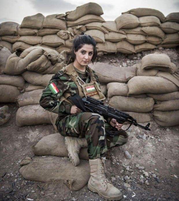 Zdjęcie Ma 23 lata i zawodowo zabija dżihadystów. ISIS oferuje MILION za jej głowę! #2