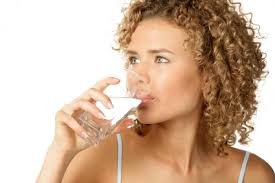 Zdjęcie Tak zmieniła się twarz kobiety, która postanowiła pić 3 litry wody dziennie #1