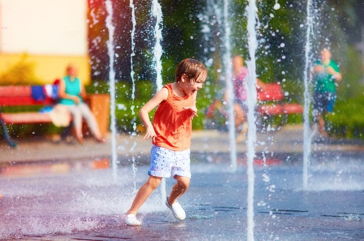 Zdjęcie Twoje dziecko kąpie się w fontannie miejskiej? Pod żadnym pozorem na to NIE POZWALAJ #1