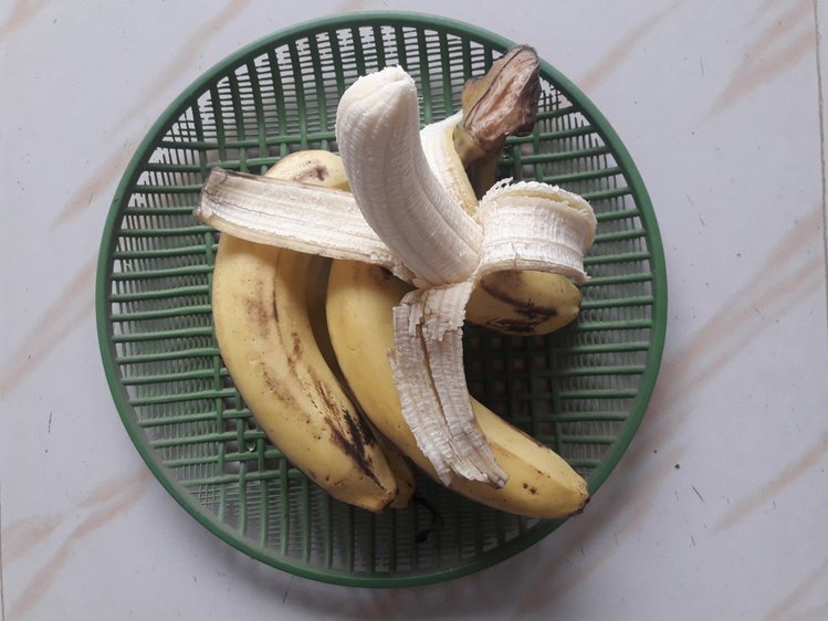 Zdjęcie Włóż do szklanki z wodą skórkę banana! Efekty Cię zaskoczą #1