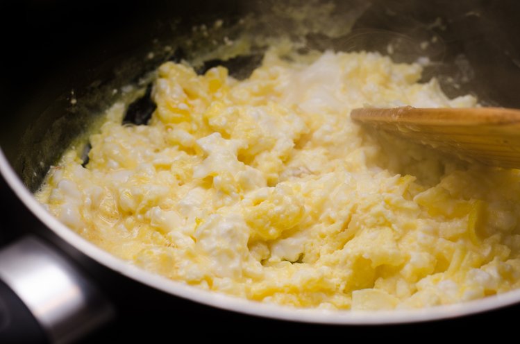 Zdjęcie 10 sposobów na idealną jajecznicę od znanych szefów kuchni. Musisz spróbować! #1