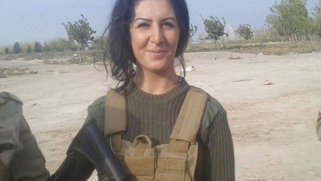 Zdjęcie Ma 23 lata i zawodowo zabija dżihadystów. ISIS oferuje MILION za jej głowę! #1