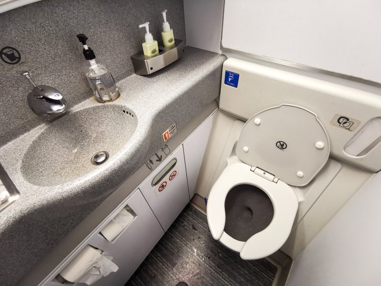 Zdjęcie Dlaczego w publicznych toaletach deski mają takie wycięcie? Odpowiedź może zaskoczyć! #2