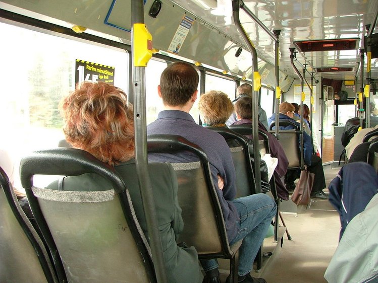 Zdjęcie Nie ustępuj miejsca starszym osobom w autobusie! Kontrowersyjne twierdzenie ekspertów. #1